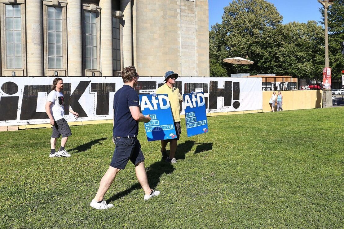 AfD-Protest vor Berliner Volksbühne endet mit Tumult