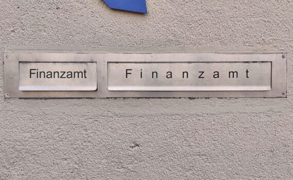 Finanzamt-Archivfoto: Streit um stärkere Besteuerung von Vereinen (AfD, Linke, SPD) in Berlin.
