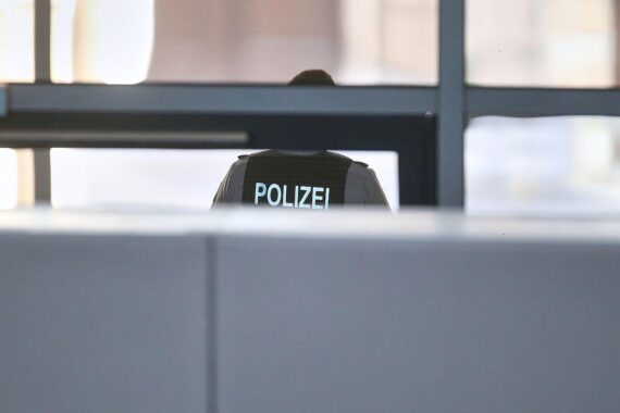 Polizei-Archivfoto: Streifenwagen vor Ort, zwei alkoholisierte Männer im Pkw gestoppt.