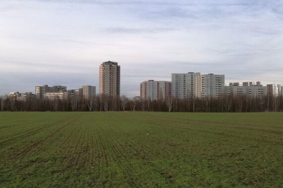 Hochhaussiedlung Gropiusstadt in Berlin-Neukölln: Gentrifizierung verdrängt Familien, Mietkosten steigen.