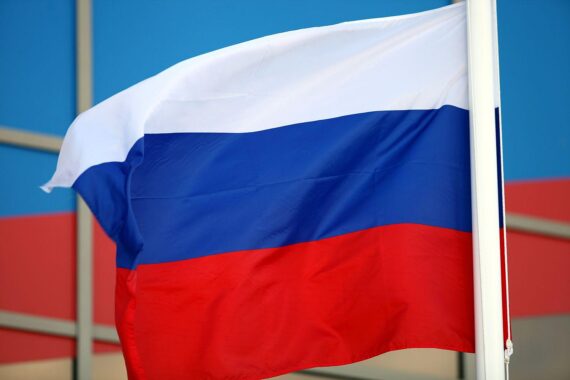 Russische Flagge im Archiv; Analysten berichten über hohe russische Verluste im Juli 2026 in der Ukraine.