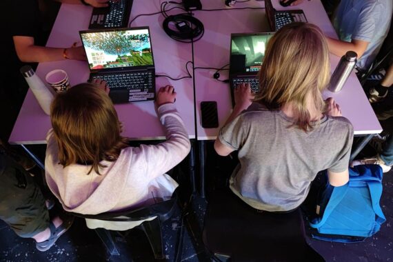 Junge Leute zocken am PC/Console, Zahl junger Menschen in Deutschland auf niedrigem Stand.