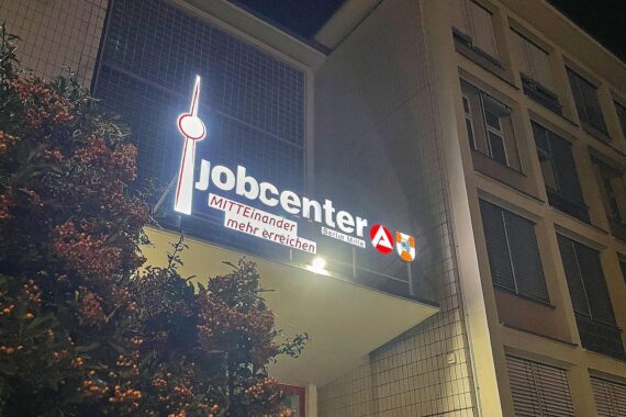 Jobcenter-Gebäude (Archivfoto) in Nürnberg, Hintergrund: steigende Arbeitslosenzahlen im August 2026.