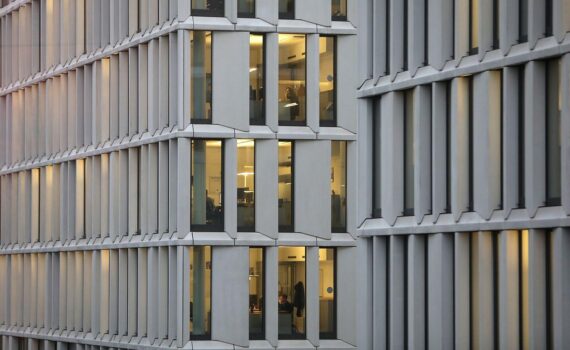 Büros (Archiv): Menschen arbeiten; Arbeitszeit pro Kopf in Deutschland sinkt leicht, Fachkräfte fehlen.
