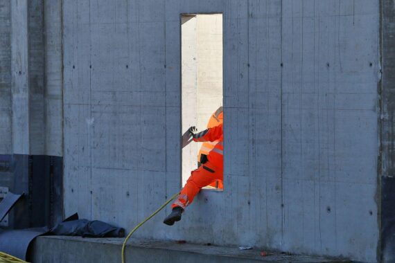 Bauarbeiter auf Baustelle (Archiv), Symbol für steigenden Auftragseingang im deutschen Bauhauptgewerbe.