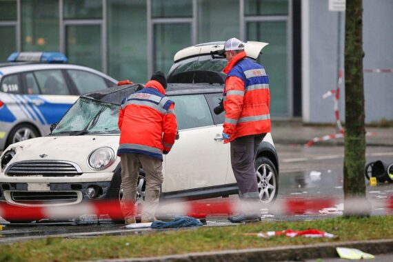 Auto fährt in Menschenmenge in München (Archiv), Anlass: tödlicher Anschlag auf Demonstration.