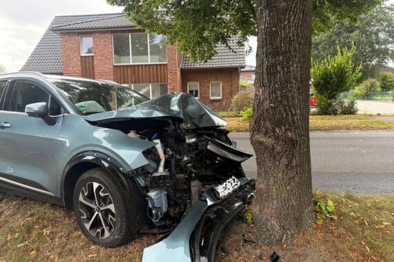 Unfallfahrzeug (Kia) nach Crash, Rettungsdienst/Feuerwehr im Einsatz, Baum getroffen auf L130 bei Beckdorf.