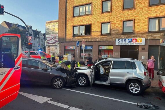Frontalzusammenstoß in Duisburg-Neudorf: Kia gerät in Gegenverkehr, VW Tiguan kollidiert mit Linienbus.