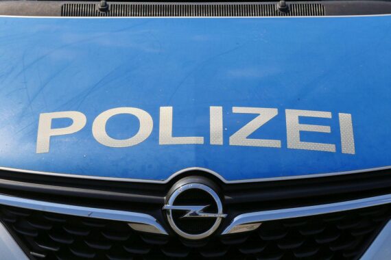 Frontalkollision zweier Autos auf der B294 bei Wolfach; Polizei im Einsatz, Straße und Tunnel gesperrt.