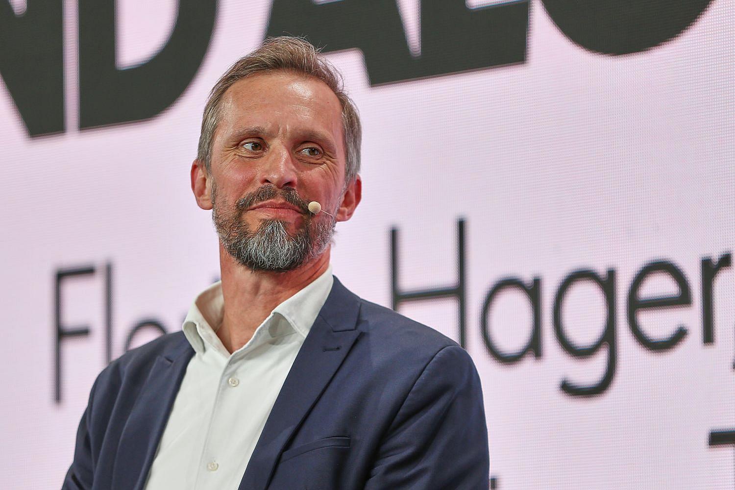 Florian Hager (Archiv) vor dem Hessischen Rundfunk; bestätigt als Intendant, Wiederwahlentscheidung.