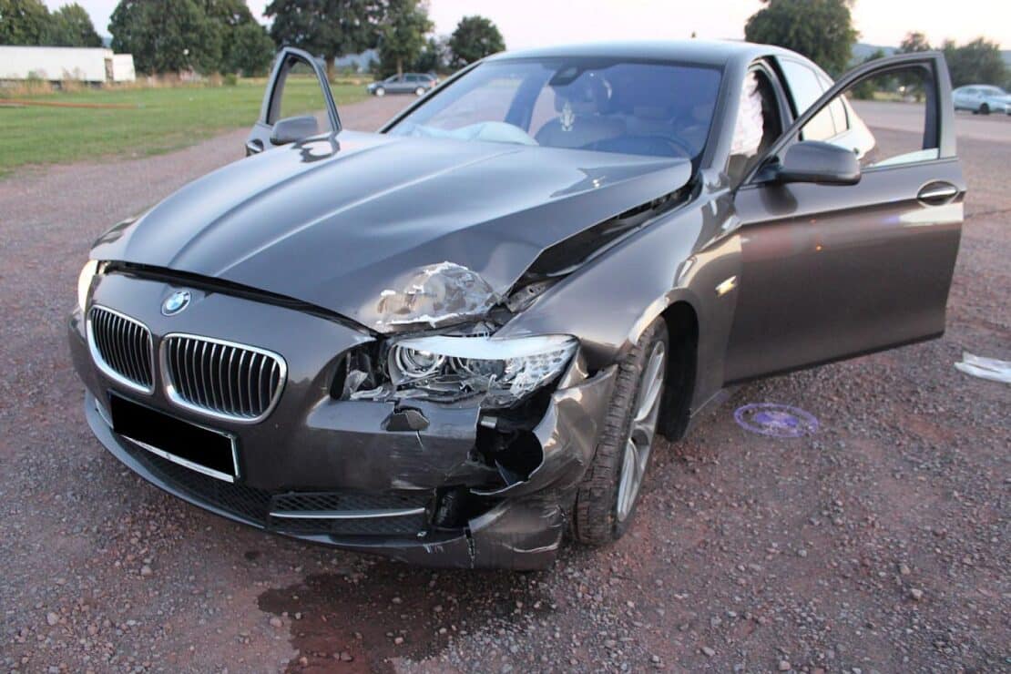 BMW-Fahrer driftet in Minden in stehendes Wohnmobil – Camper schwer verletzt