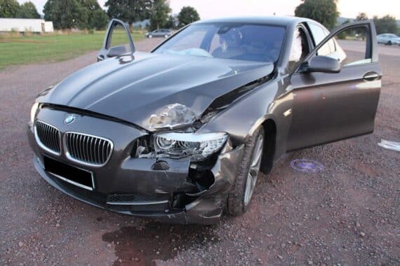 Unfall auf Parkplatz: BMW-Fahrer dreht Donuts und prallt gegen Campingmobil; Verletzter wird im Klinikum behandelt.