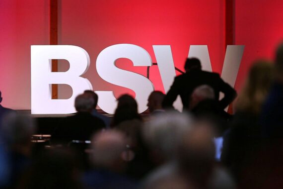BSW-Logo-Archiv vor Hintergrund sächsischer Landtag, Thema Fluorchinolon-Schäden und Hilfen.
