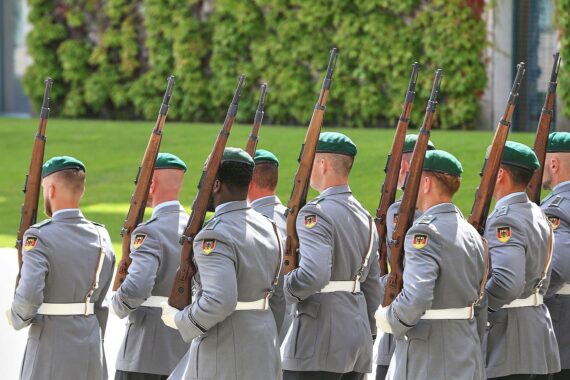 Archivfoto: Bundeswehr-Soldaten, Potsdam/Klietz-Altengrabow; Diskussion um Stopp der Ausbildung ukrainischer Truppen in Brandenburg.