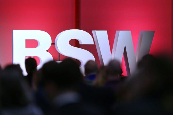 BSW-Logo (Archiv) vor politischem Streit: BSW-Chef Fabio de Masi, AfD-Zusammenarbeit umstritten.