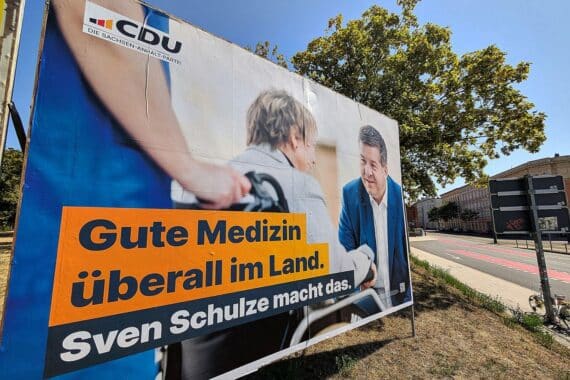 Wahlplakate zur Landtagswahl in Sachsen-Anhalt (Archiv): CDU, BSW und weitere Parteien vor Plakaten.