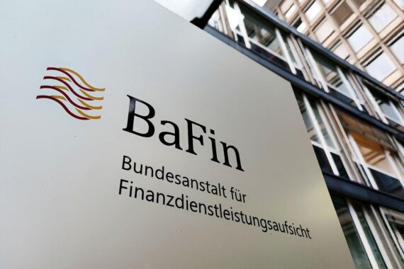 Bafin-Logo und ein Bankgebäude; Aufsichtsrat wird abberufen, Sonderbeauftragte Sandra Michelfelder eingesetzt.