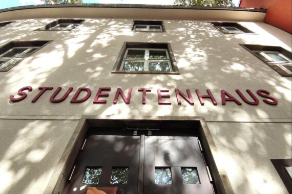 Studentenhaus im Archiv, symbolisch für geplante Bafög-Reform im Kabinett am 12. August.