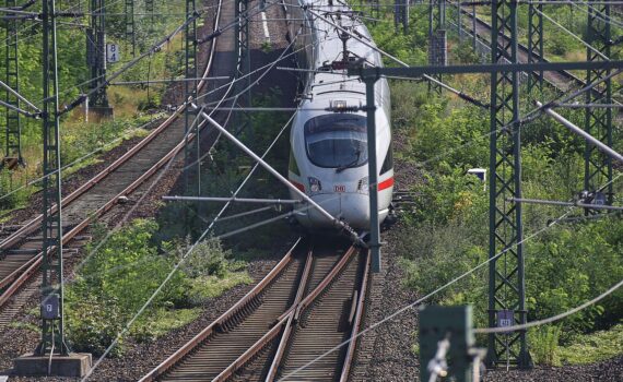 ICE T auf Bahnstrecke (Archivfoto), Symbol für DB-Reinigung und mehr Sicherheit bis 2030.