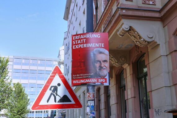 Wahlplakate in Sachsen-Anhalt: SPD-Kandidaten und Parteienfarben, im Archivfoto vor Landtagswahl (6. September).