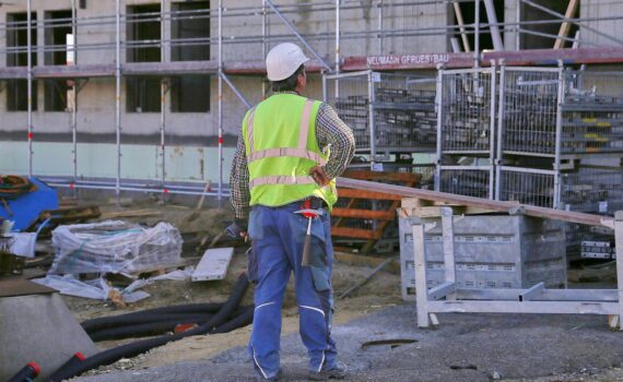 Bauarbeiter auf Baustelle: Wohnungsmangel in Deutschland, fehlende Neubauten, steigende Baukosten.