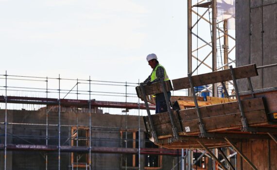 Bauarbeiter auf einer Baustelle (Archiv) vor Kabinettsklausur: Aufruf zu Wachstum, Infrastruktur und Wohnungsbau-Turbo.