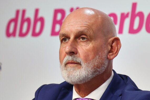 Volker Geyer (Archiv) zeigt die DBB-Forderung nach mehr Personal im öffentlichen Dienst.