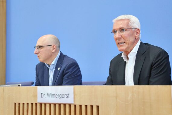 Cyberangriff mit KI: digitales Warnschild über Berlin, Wirtschaftsschutzstudie 2026 (26.08.2026) im Hintergrund.