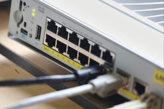 Netzwerk-Patchpanel im Cyberraum: KI erhöht Risiko, zeigt Chancen und Bedrohungen für Verteidigung.