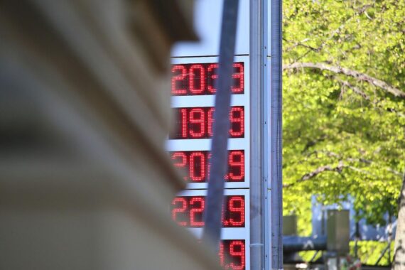 Tankstelle im Archiv: Benzinpreis sinkt, Dieselpreis steigt in Deutschland (Super E10, Diesel).