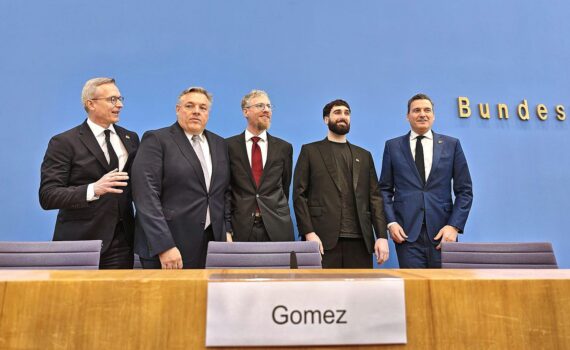 Pressekonferenz zu deutsch-kanadischer KI-Partnerschaft: Adrian Gomez, Cohere und Aleph Alpha, Fusion im Fokus.