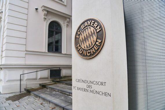 FC Bayern München: Vereinslogo, Veräußerung von Viessmann-Anteilen (250 Mio. Euro) und Sponsoren-Hintergrund.