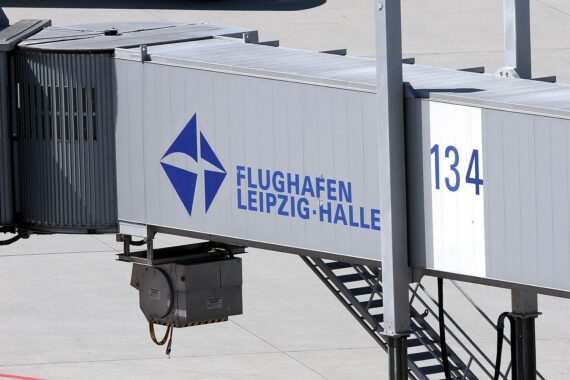 Flughafen Leipzig/Halle (Archiv): Drohne mit Sprengstoff neben Antonov-Frachtflugzeugen, Flugverkehr zuvor gestoppt.