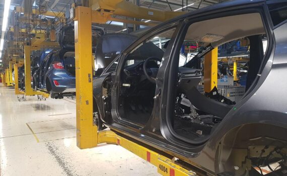 US-Ford entwickelt neues europäisches Modell mit Partner; Auto-Produktionshalle, Archivfoto.