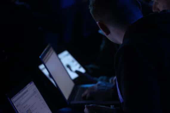 Computer-Nutzer (Archiv) im Hintergrund; Meldung zu Rhysida-Ransomware-Angriff auf Berlins Landesverwaltung.