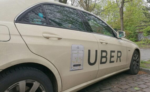 Autonomes Uber-Robotaxi in München, getestet mit Sicherheitsfahrer; Ford Mustang Mach-E am Olympiapark.
