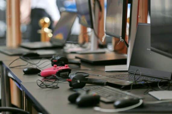 Gaming-Setup vor Berliner Kulisse: Kosten, Förderung und immersive Medien für Games-Entwickler.