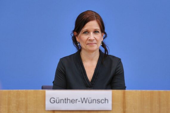 Katharina Günther-Wünsch (Archiv) spricht über sinkenden Lehrkräftemangel in Berlin.