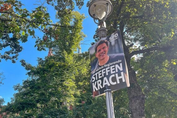 Wahlplakat der Berliner SPD: Steffen Krach; Versprechen eines schnellen Mietenkatasters für 2027.