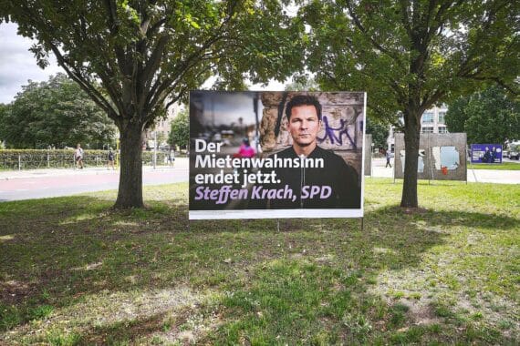 Wahlplakate mit SPD-Spitzenkandidat Steffen Krach, Protest gegen Rente mit 63 und Enteignungsforderungen.