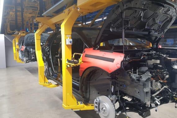 Autofabrik im Archiv: Beschäftigtenrückgang in der Automobilindustrie; Arbeiter am Produktionsband und Fahrzeuge.