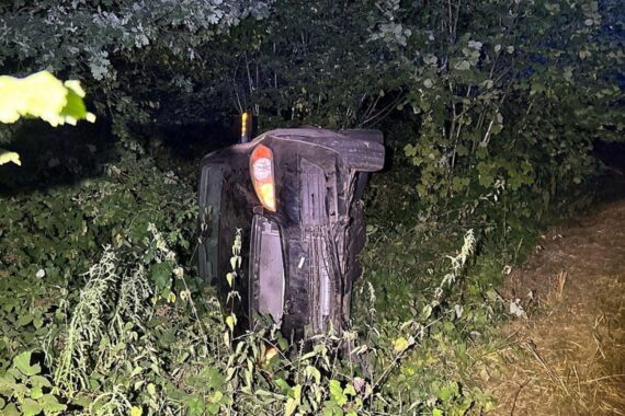 Betrunkener Autofahrer überschlägt sich in Lindlar; Mercedes verunfallt, Fahrer leicht verletzt, Führerschein abgeben.