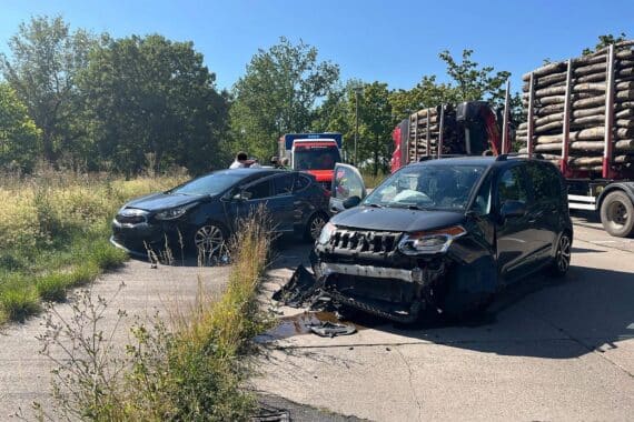 Unfallstelle in Erfurt (Archiv): beschädigte Autos nach Frontalzusammenstoß, Polizeiabsperrung, Atemalkoholwerte.