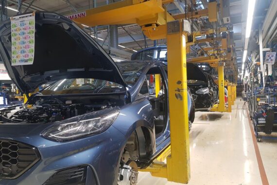 Bundesverkehrsminister Steffen Bilger bei Autos/Autoproduktion im Kontext von Elektromobilität und Wettbewerb.