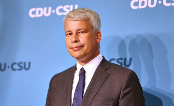 Bundesverkehrsminister Steffen Bilger warnt vor Restrisiko von Drohnen-Anschlägen an deutschen Flughäfen.