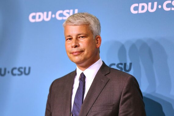 Bundesverkehrsminister Steffen Bilger warnt vor Restrisiko von Drohnen-Anschlägen an deutschen Flughäfen.
