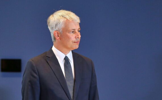 Steffen Bilger vor einem Flughafen, Drohnen-Sicherheit und bessere Detektion am Flughafen im Hintergrund.