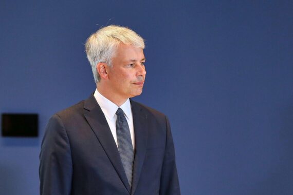 Steffen Bilger vor einem Flughafen, Drohnen-Sicherheit und bessere Detektion am Flughafen im Hintergrund.