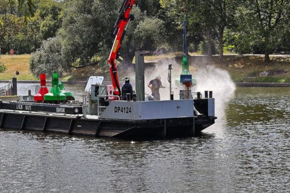Förderung für grüne Binnenschifffahrt: emissionsarme Schiffe und Infrastruktur, symbolisiert durch Fahrwassertonnen (Archiv).