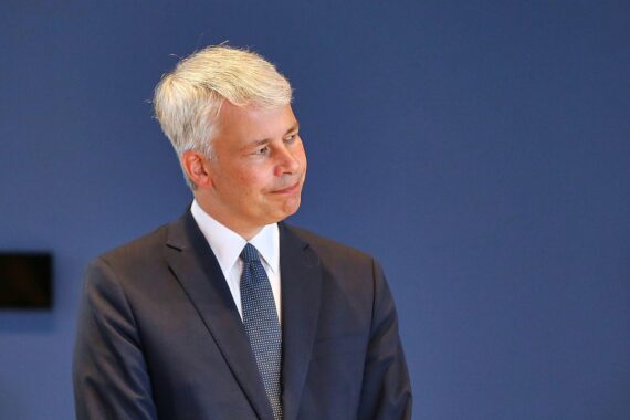 Steffen Bilger (Archiv) vor einem ICE-Zug, thematisiert eine Klimaanlage-Panne auf der Sommerreise.